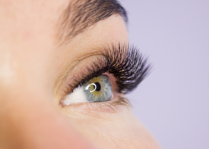 Magnetische Wimpern versus Wimpernverlängerung